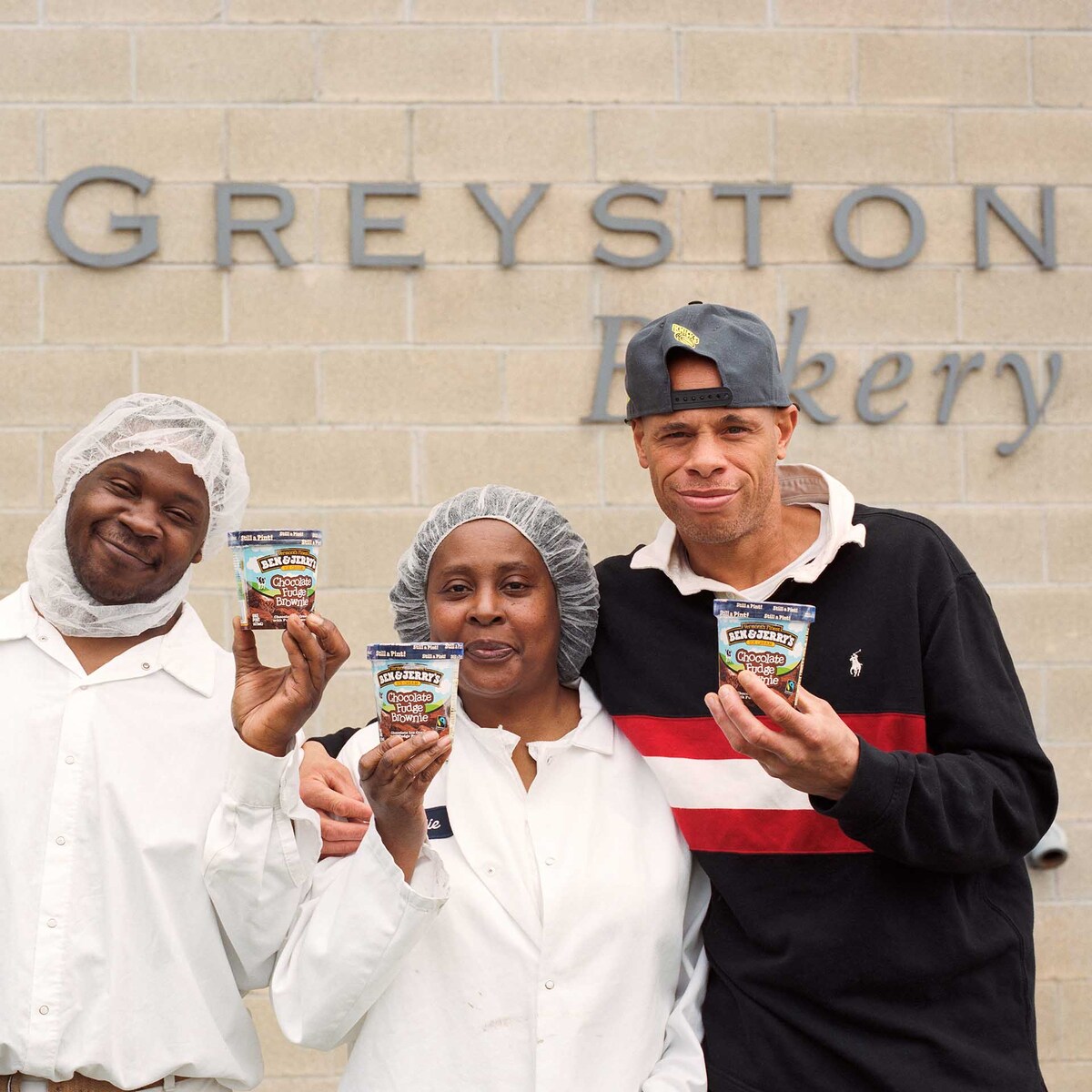 Zaměstnanci Greyston Bakery s kelímkem zmrzliny Ben & Jerry's v ruce